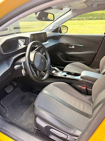 Peugeot 208 4 of 6