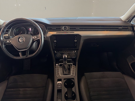 Volkswagen Passat 11 of 13
