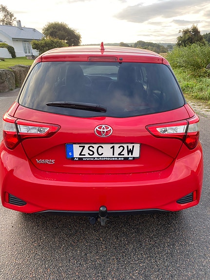 Toyota Yaris 2 of 8