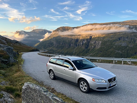 Volvo V70 3 of 5
