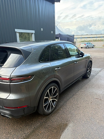Porsche Cayenne 2 of 6