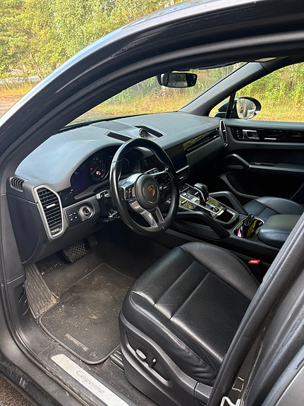 Porsche Cayenne 4 of 6