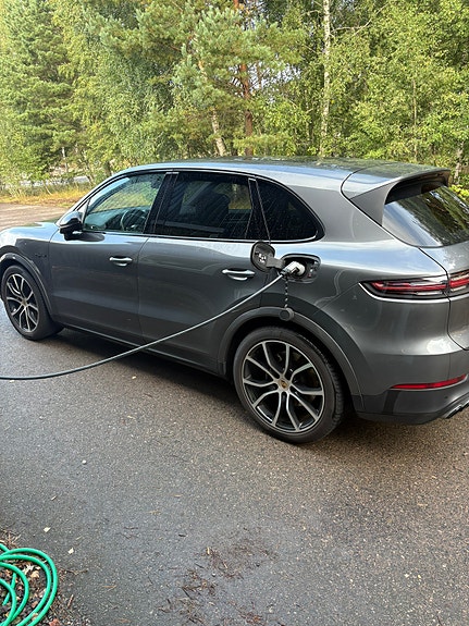 Porsche Cayenne 3 of 6