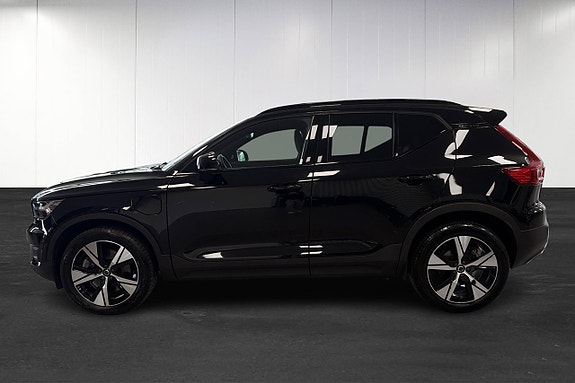 Volvo XC40 2 of 26