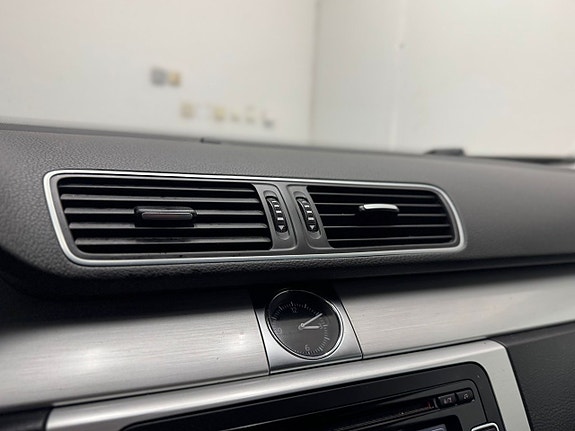 Volkswagen Passat Alltrack 16 of 25