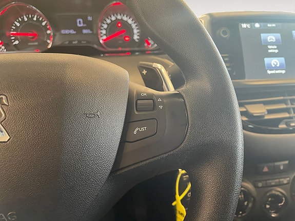 Peugeot 208 18 of 23