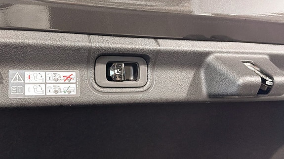 Mercedes-Benz EQE350 6 of 12