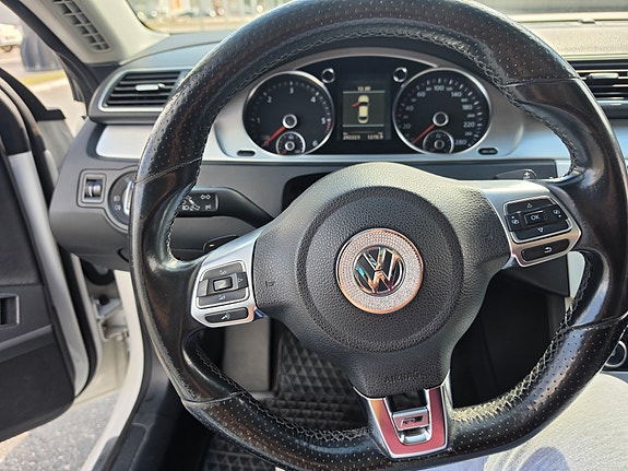 Volkswagen Passat CC 2 of 9