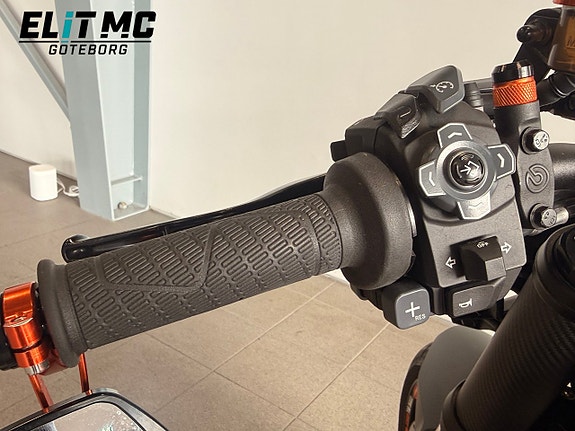KTM 1390 Superduke R Evo | Techpack & Kolfiber | Akrapovic Helsystem 19 of 21