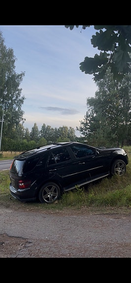 Mercedes-Benz ML320 6 of 8