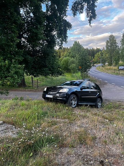 Mercedes-Benz ML320 5 of 8