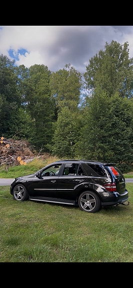Mercedes-Benz ML320 2 of 8
