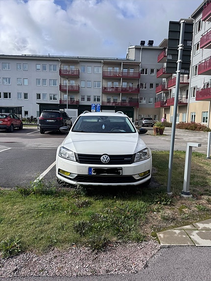 Volkswagen Passat Alltrack 3 of 6