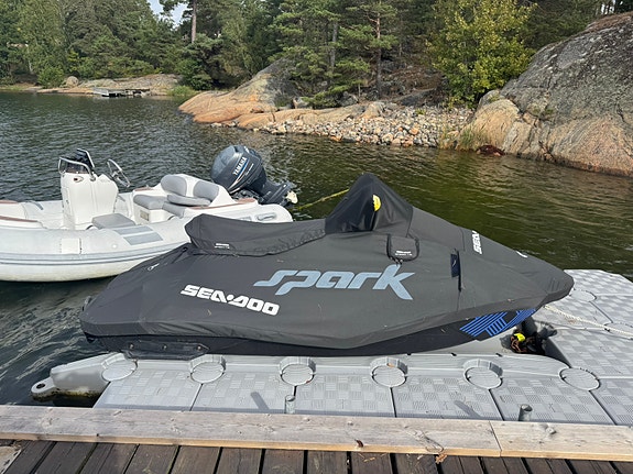 Sea-Doo Spark Trixx 2023 | 26 timmar | Click & Go-släp ingår | Mycket fint skick 5 of 6