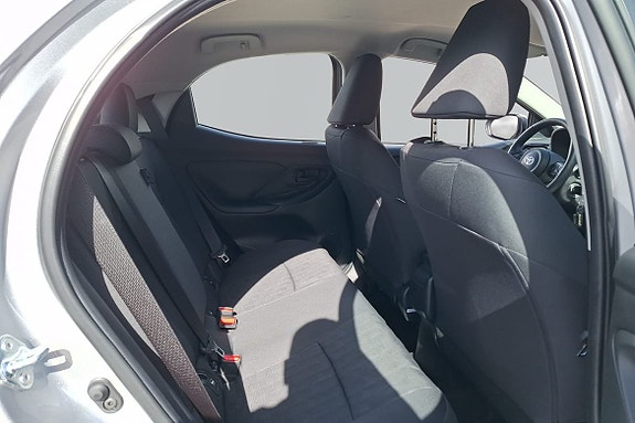 Toyota Yaris 7 of 19