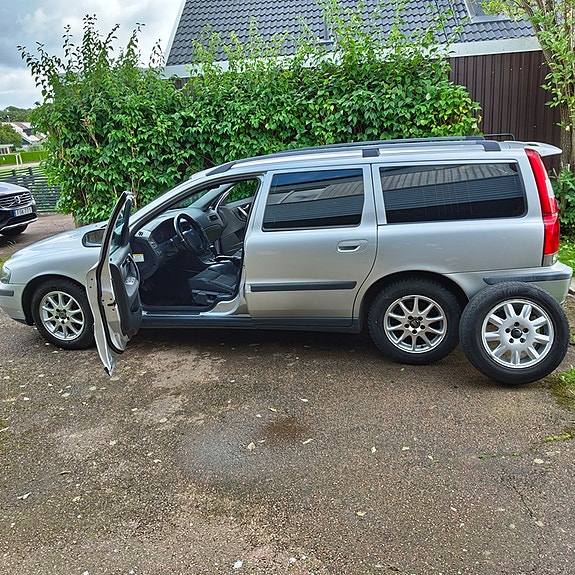 Volvo V70 4 of 12