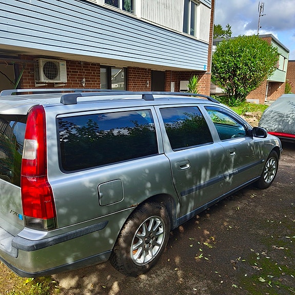 Volvo V70 3 of 12