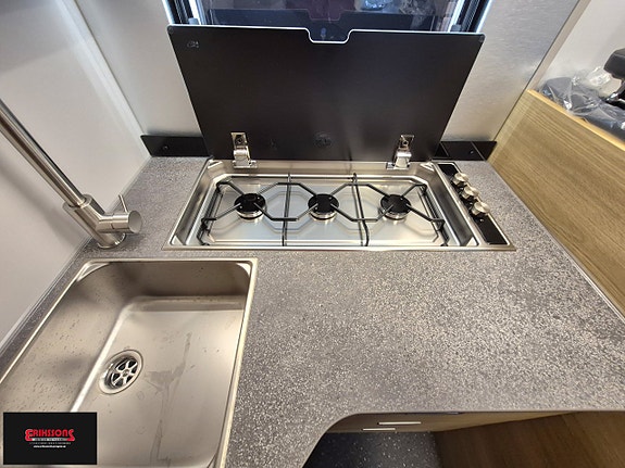 Adria Coral SELECT 670 SL 9 of 14