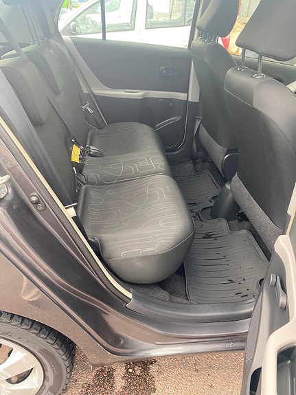 Toyota Yaris 4 of 5