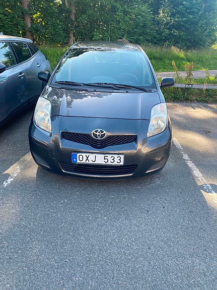Toyota Yaris 3 of 5