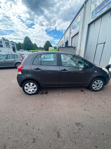 Toyota Yaris 2 of 5