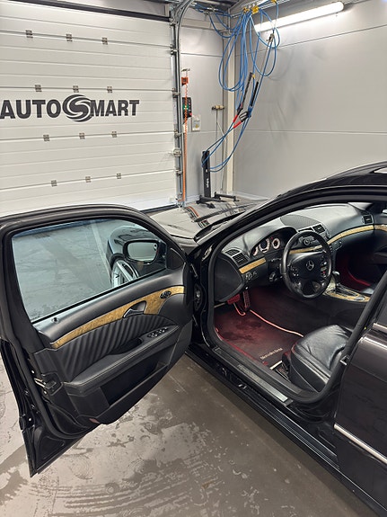 Mercedes-Benz E320 5 of 11