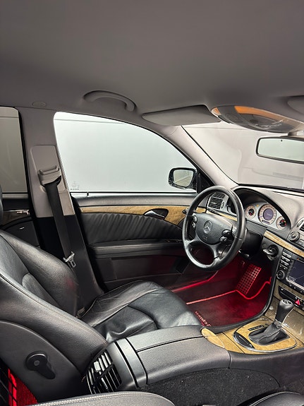 Mercedes-Benz E320 6 of 11