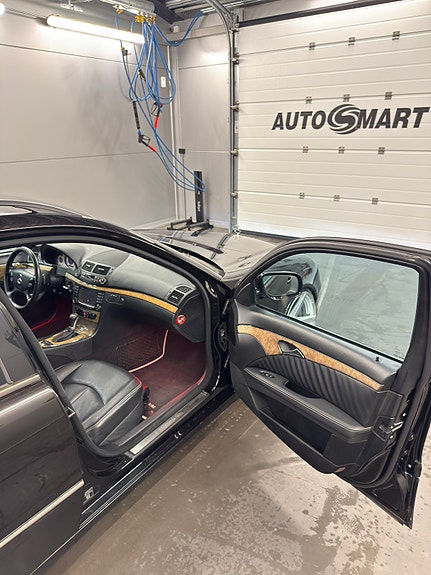 Mercedes-Benz E320 8 of 11