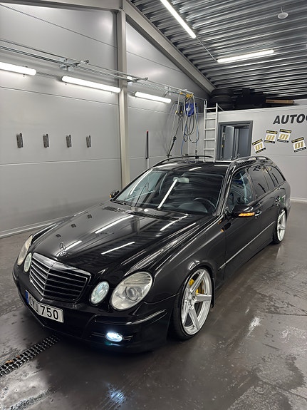 Mercedes-Benz E320 4 of 11