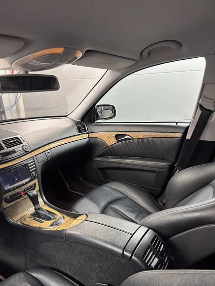 Mercedes-Benz E320 9 of 11