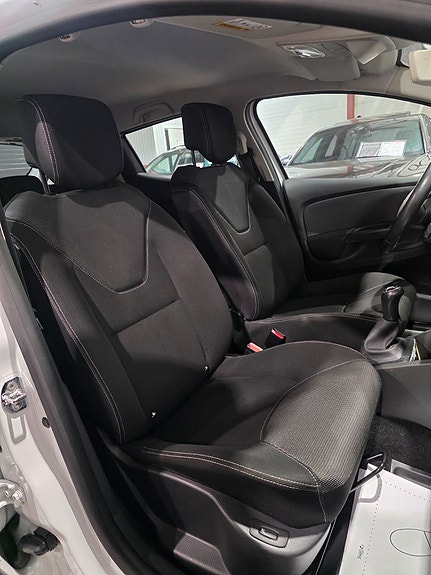 Renault Clio 11 of 18
