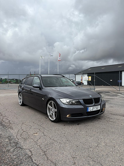 BMW 320d 2 of 7