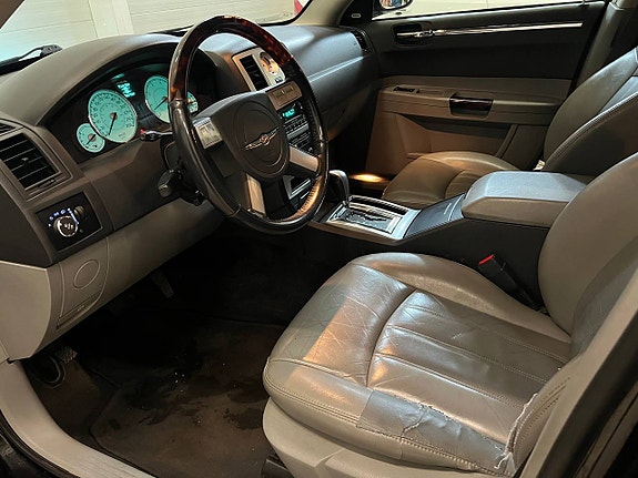 Chrysler 300C 7 of 16