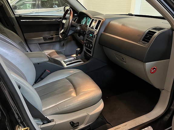 Chrysler 300C 9 of 16