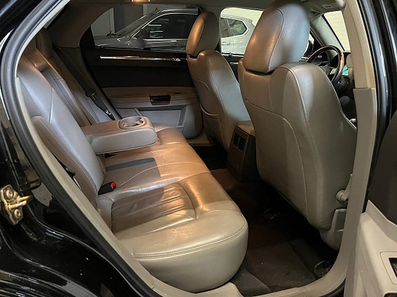 Chrysler 300C 14 of 16