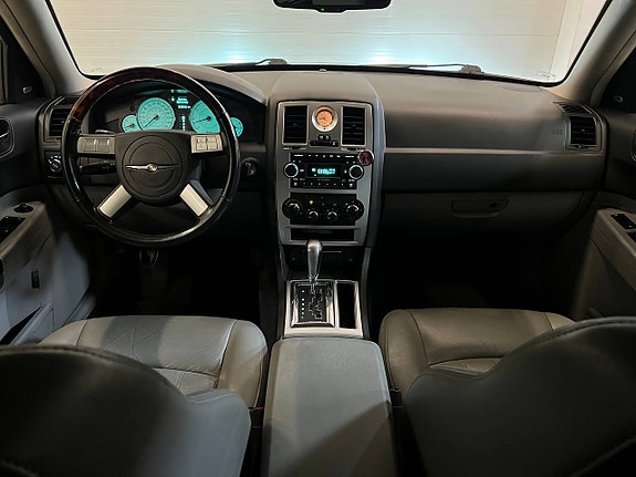 Chrysler 300C 8 of 16