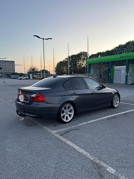 BMW 320i 2 of 9