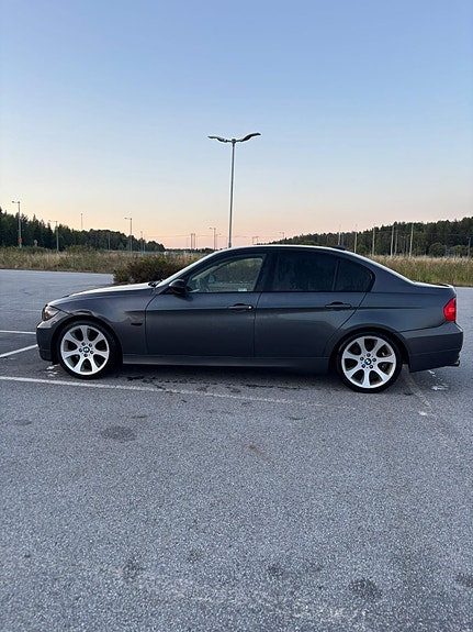 BMW 320i 3 of 9