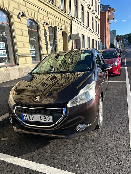 Peugeot 208 4 of 8