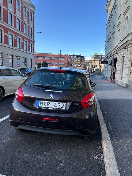 Peugeot 208 2 of 8