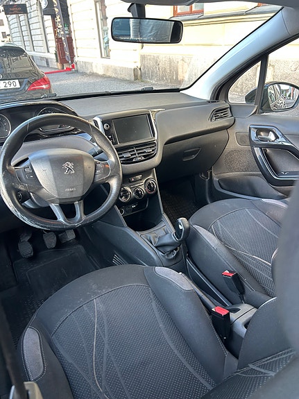 Peugeot 208 5 of 8