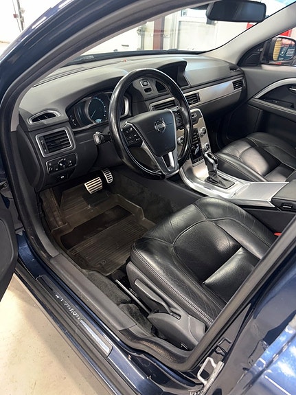 Volvo V70 2 of 8
