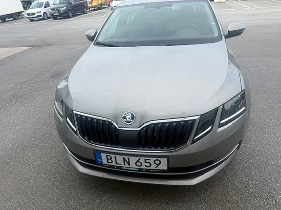 Skoda Octavia 2 of 9