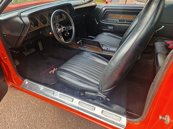 Dodge Challenger 6 of 9