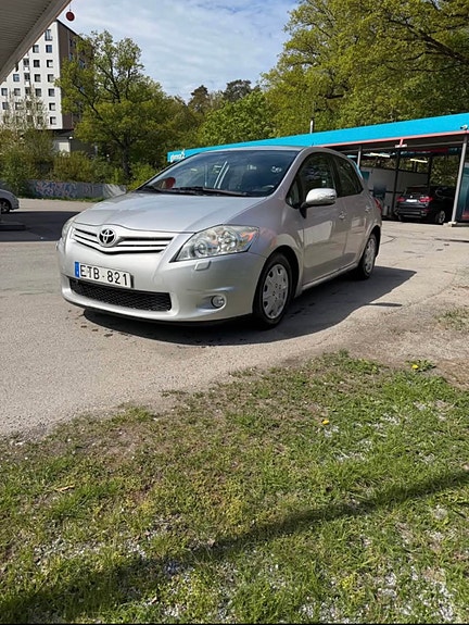 Toyota Auris 2 of 5