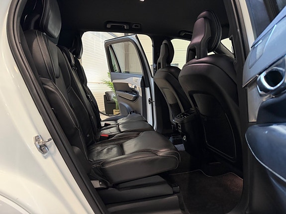 Volvo XC90 10 of 22