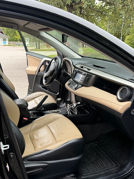 Toyota RAV4 8 of 9