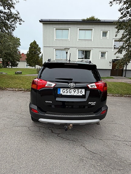 Toyota RAV4 4 of 9