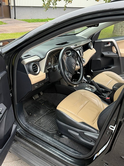 Toyota RAV4 2 of 9