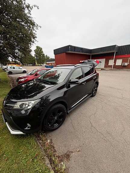 Toyota RAV4 3 of 9